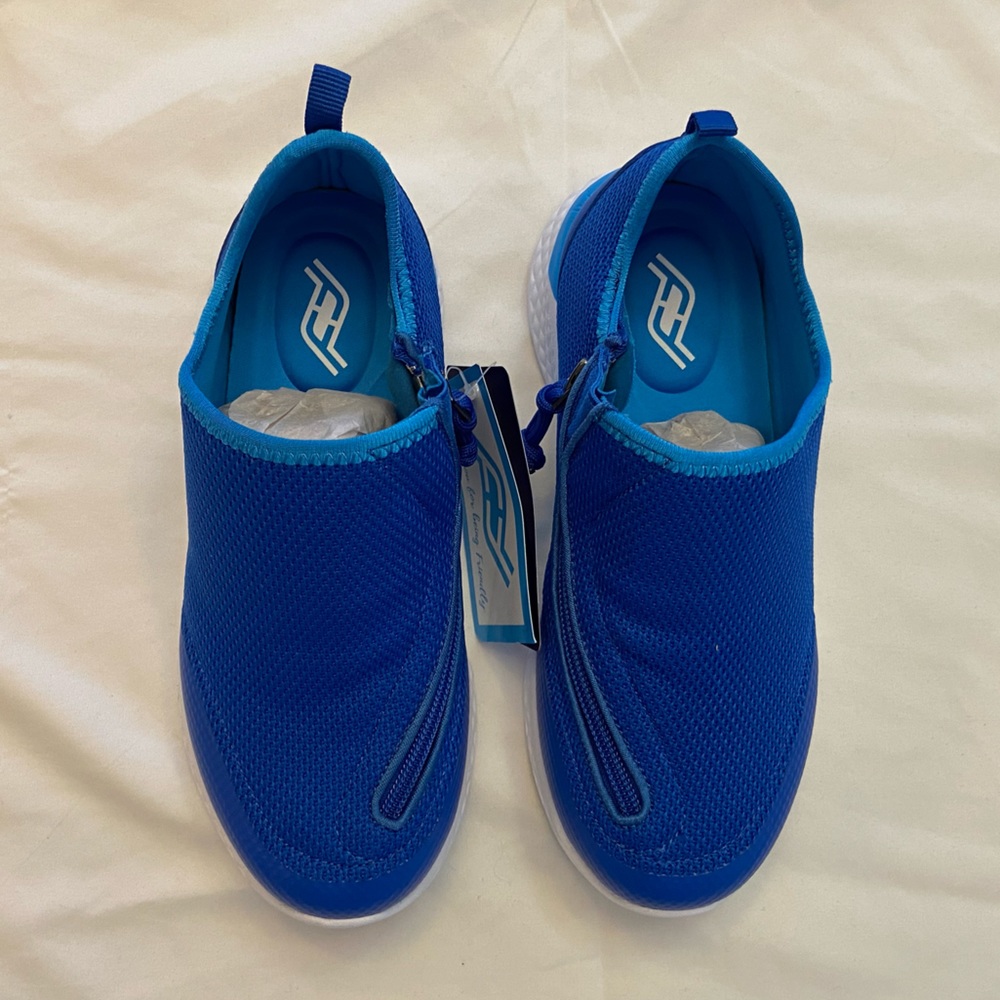 NIB Friendly Shoes Flex Kids Force in Blue, Size 4 (big boys)